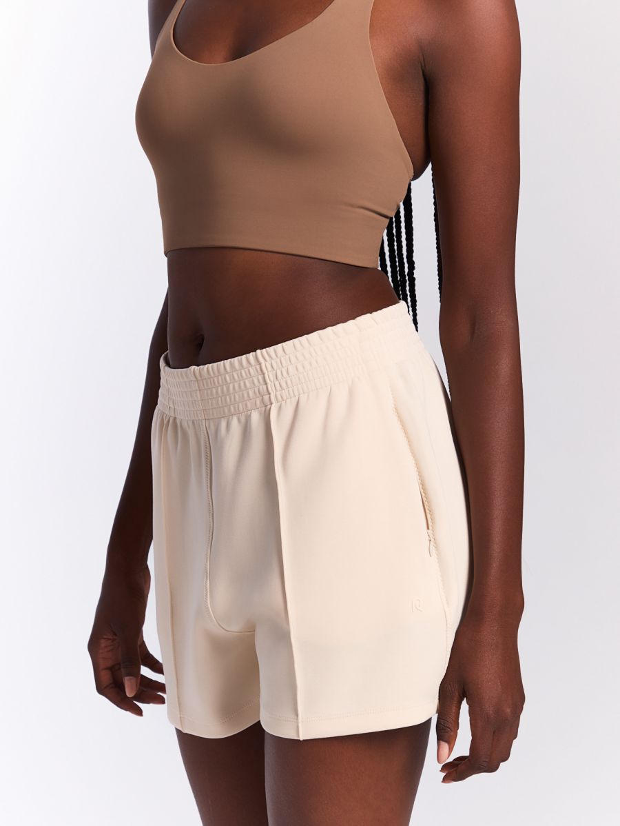 מכנסיים קצרים מבד רך ונעים למגע