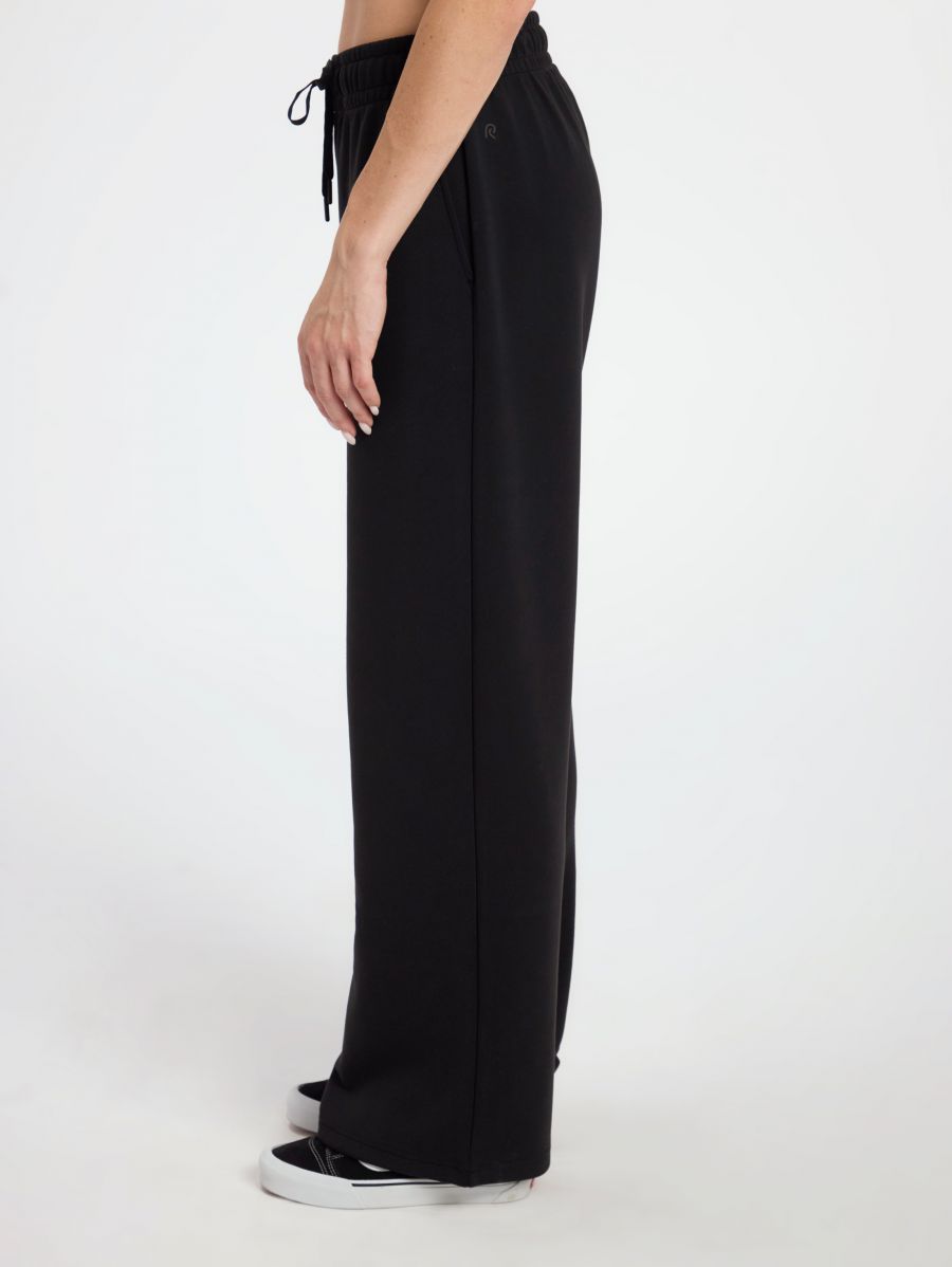 מכנסיים רחבים מבד רך ונעים למגע