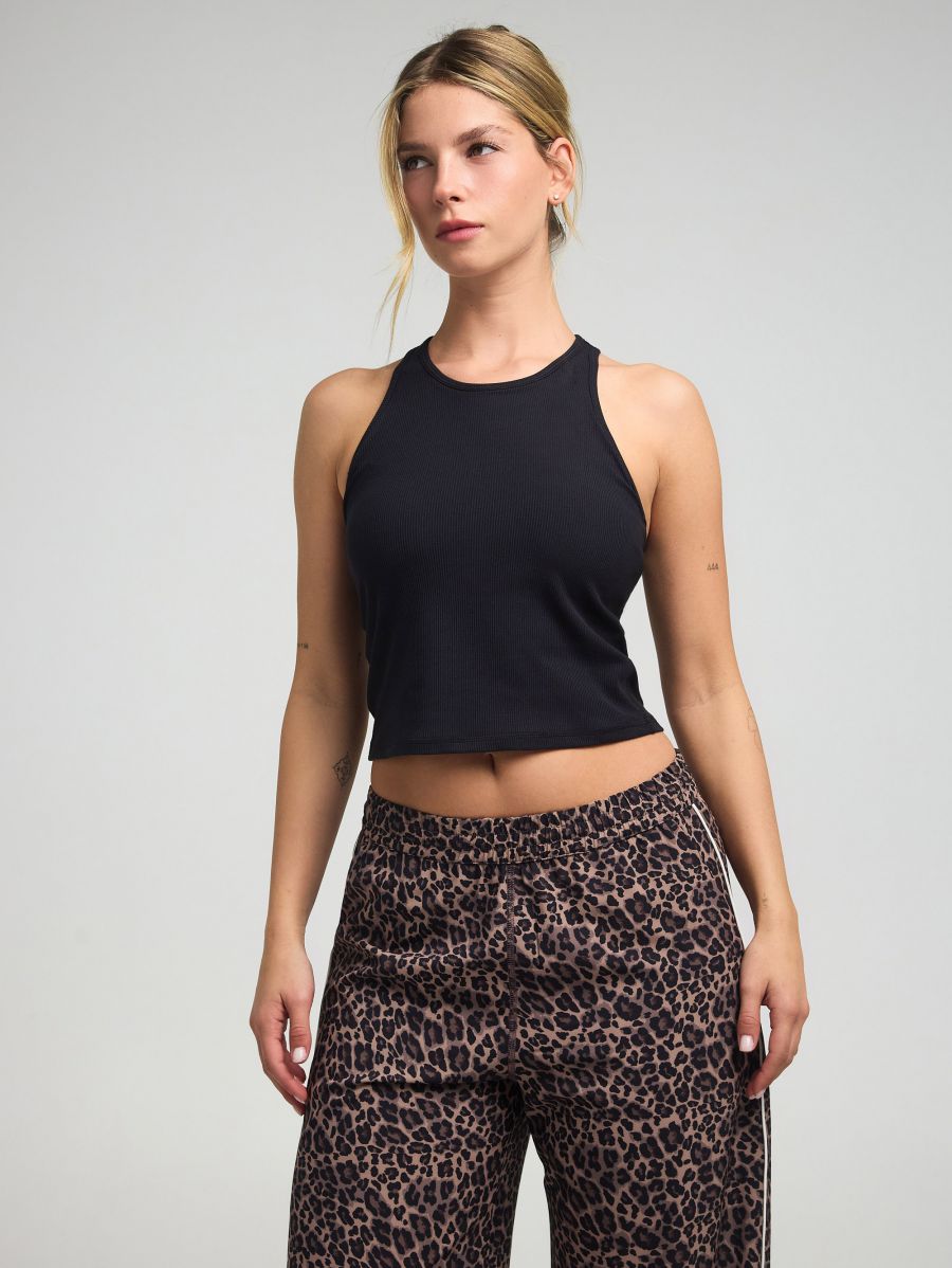 גופייה עם חזייה פנימית בשילוב בד מודל ריב