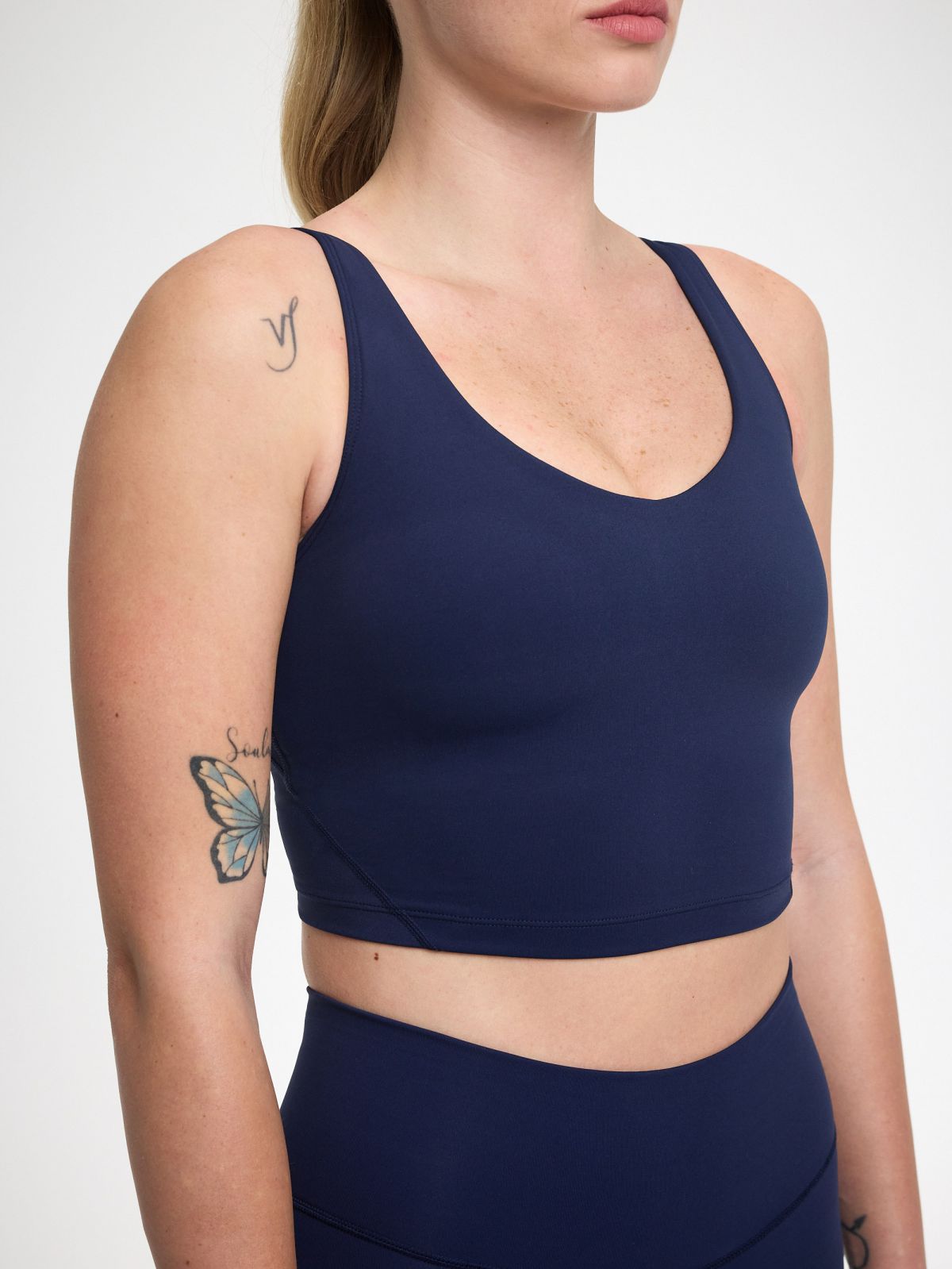 גופיית אימון עם חזייה פנימית מבד nero