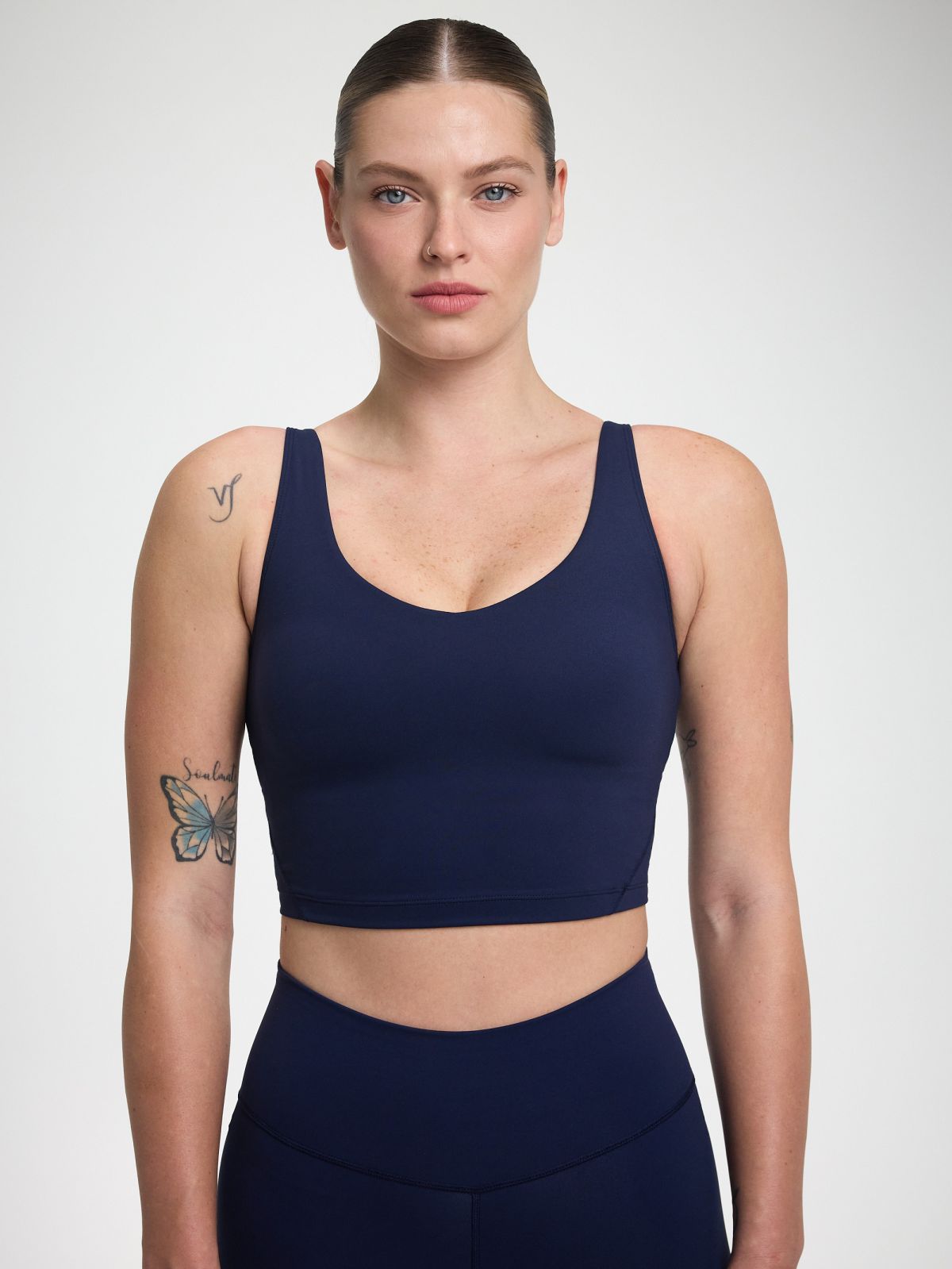 גופיית אימון עם חזייה פנימית מבד nero