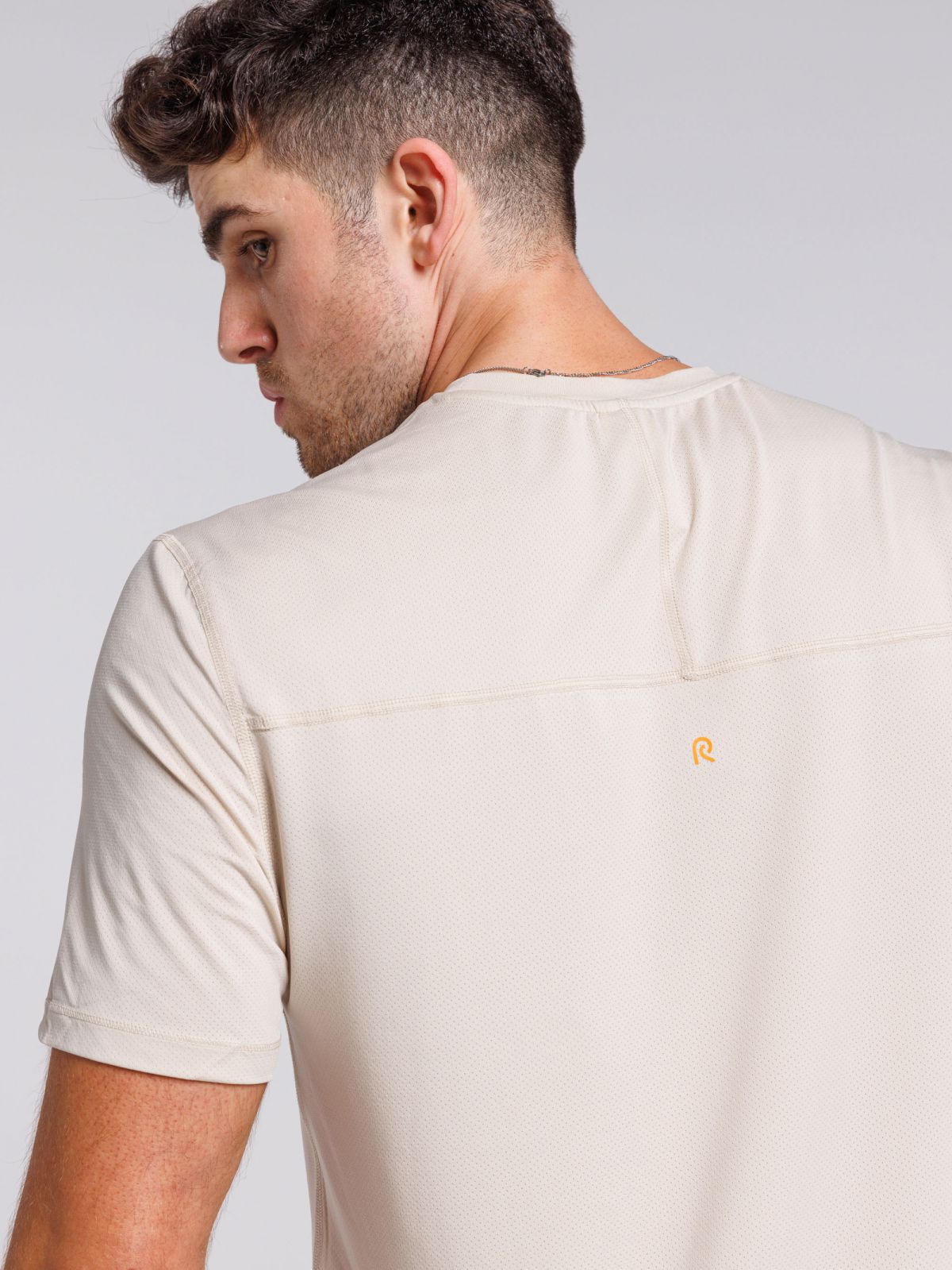 חולצת אימון עם שרוול קצר