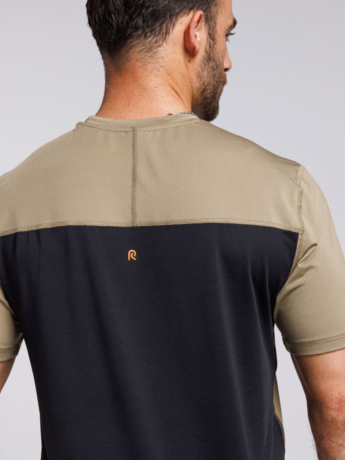 חולצת אימון עם שרוול קצר