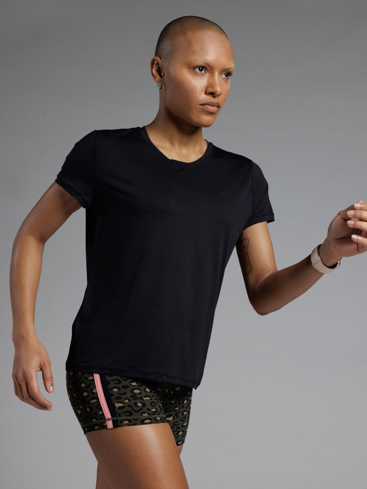 חולצה מנדפת זיעה עם שרוול קצר