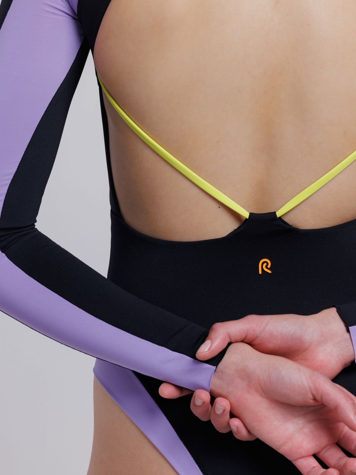 בגד ים שלם עם שרוולים ארוכים וגב פתוח