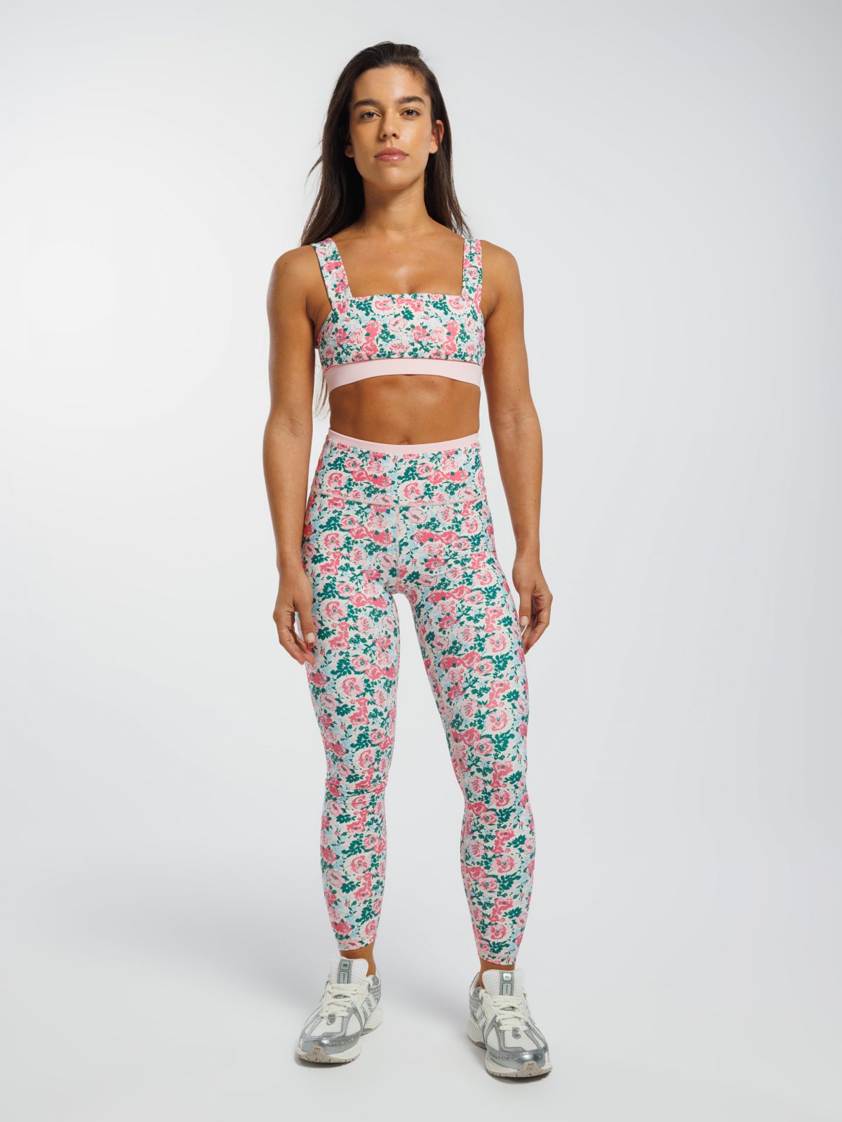 חזיית ספורט מחשוף ישר מבד nero