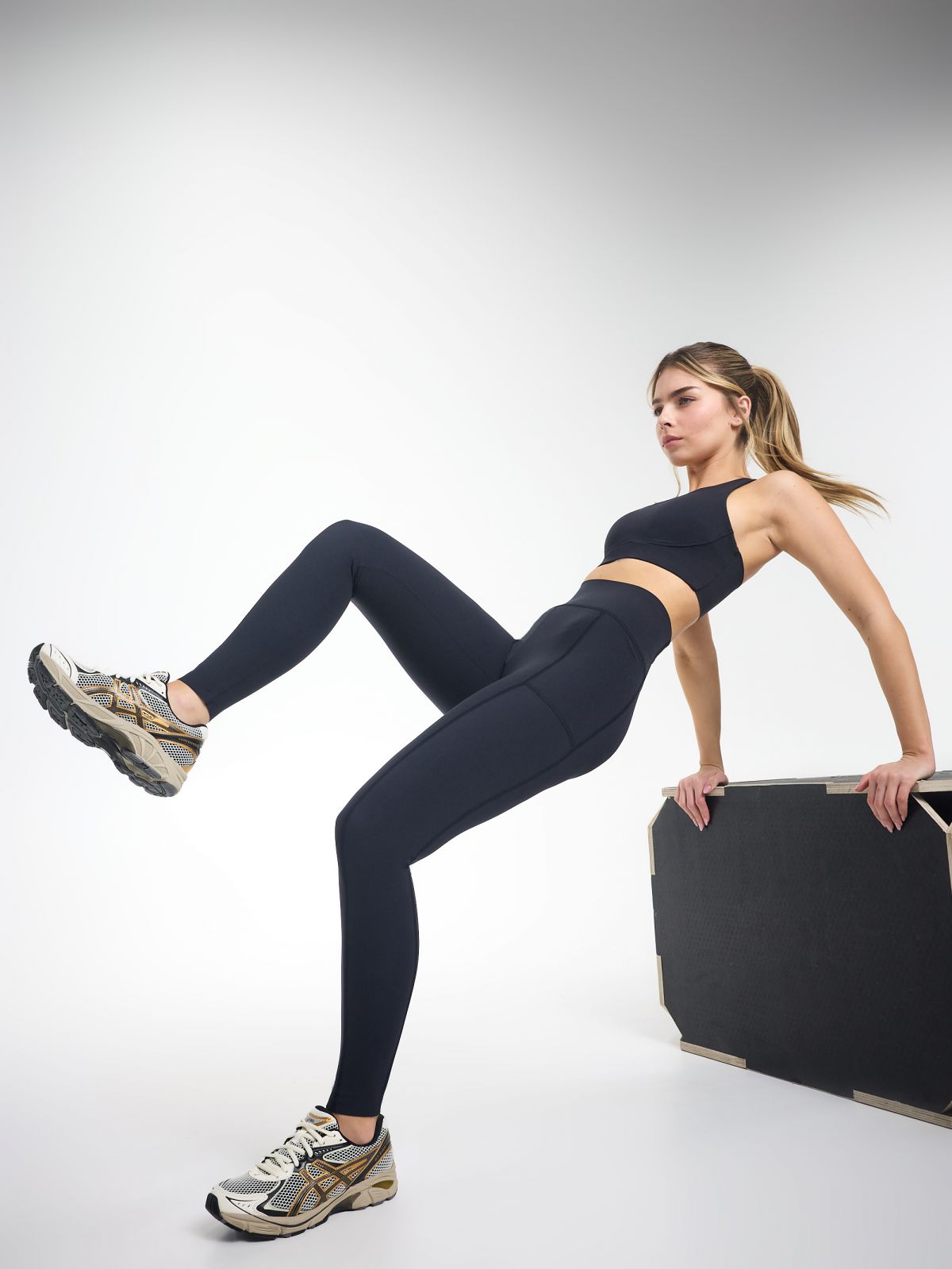 טייץ עם כיסים באורך ”25 מבד petra