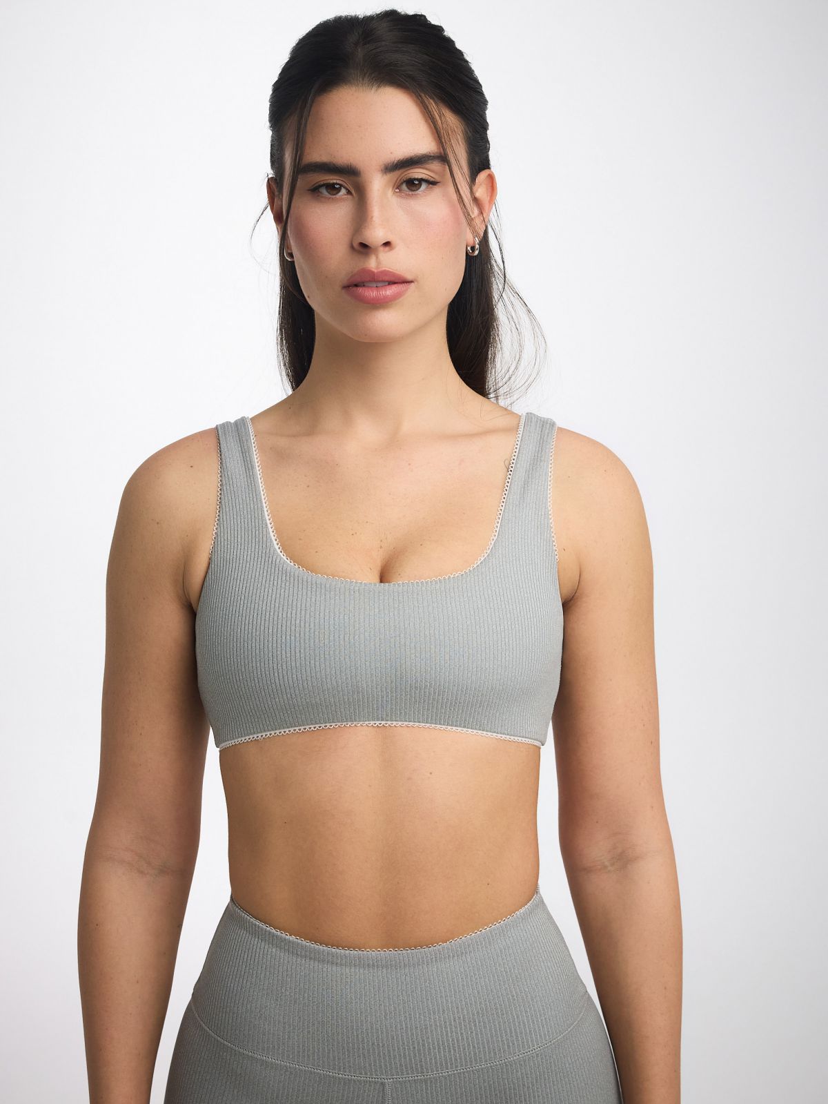 חזיית ספורט מחשוף ישר מבד ilios ריב