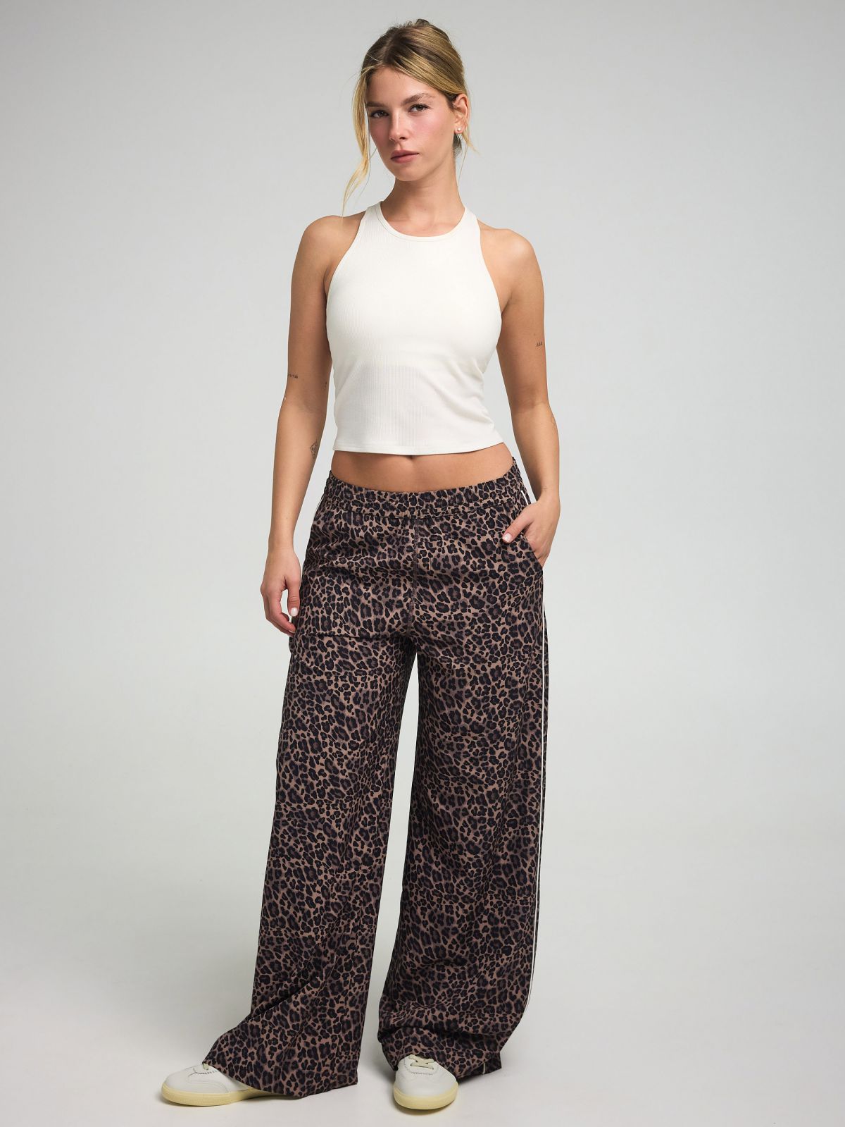 גופייה עם חזייה פנימית בשילוב בד מודל ריב