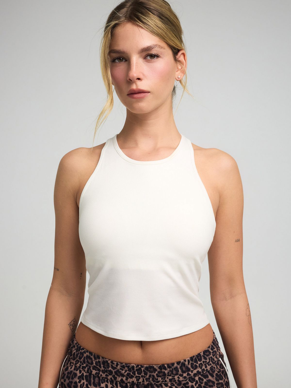 גופייה עם חזייה פנימית בשילוב בד מודל ריב