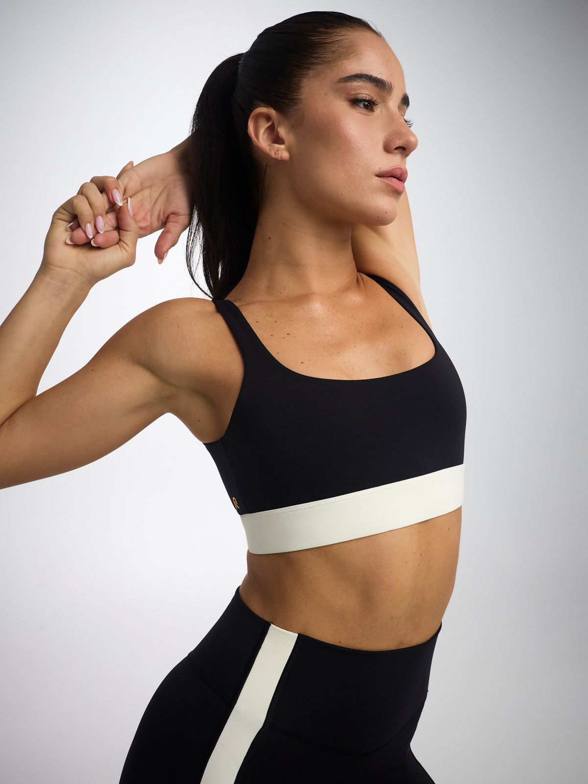 חזיית ספורט מחשוף ישר מבד nero