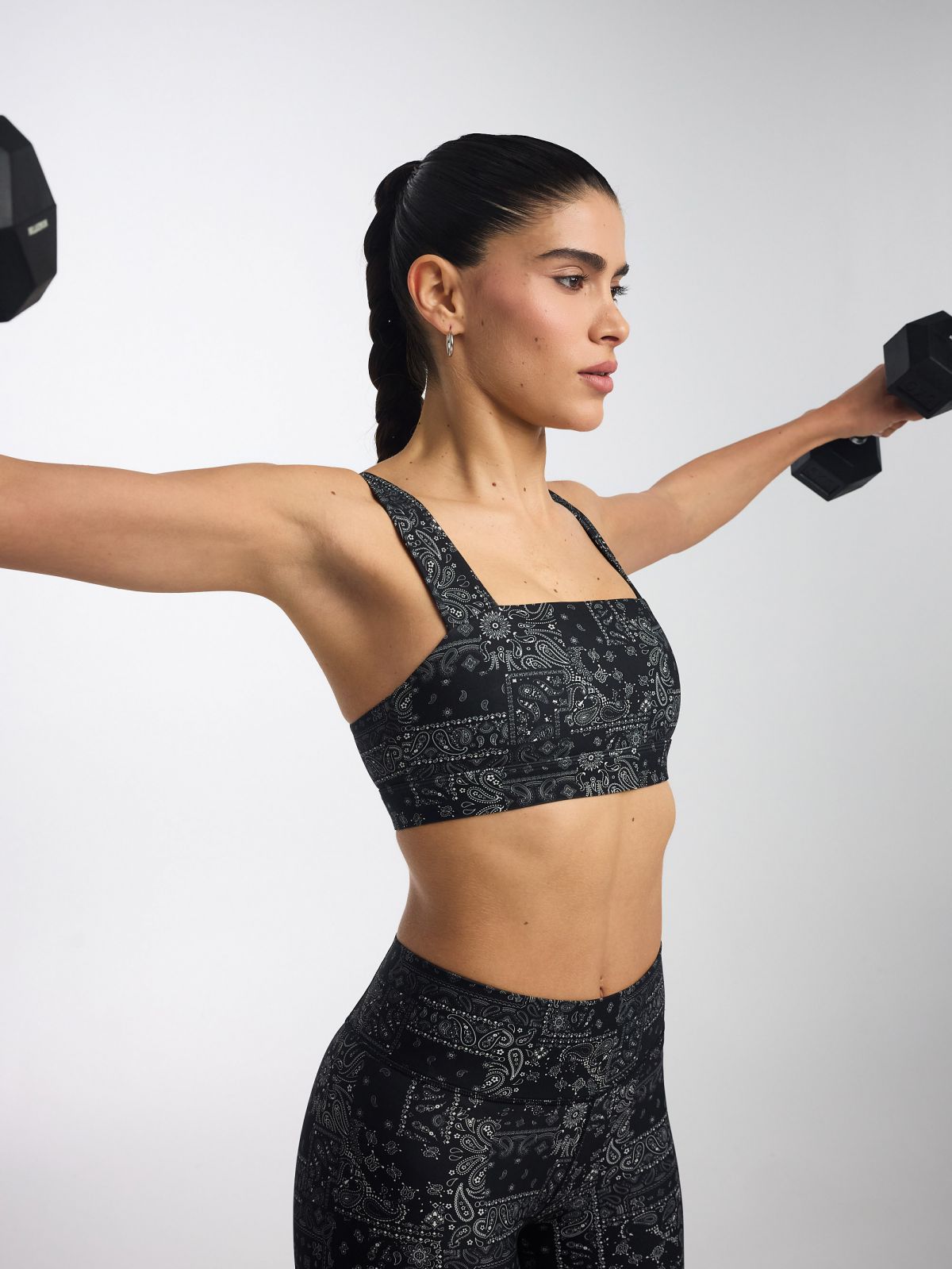 חזיית ספורט מחשוף ישר מבד nero