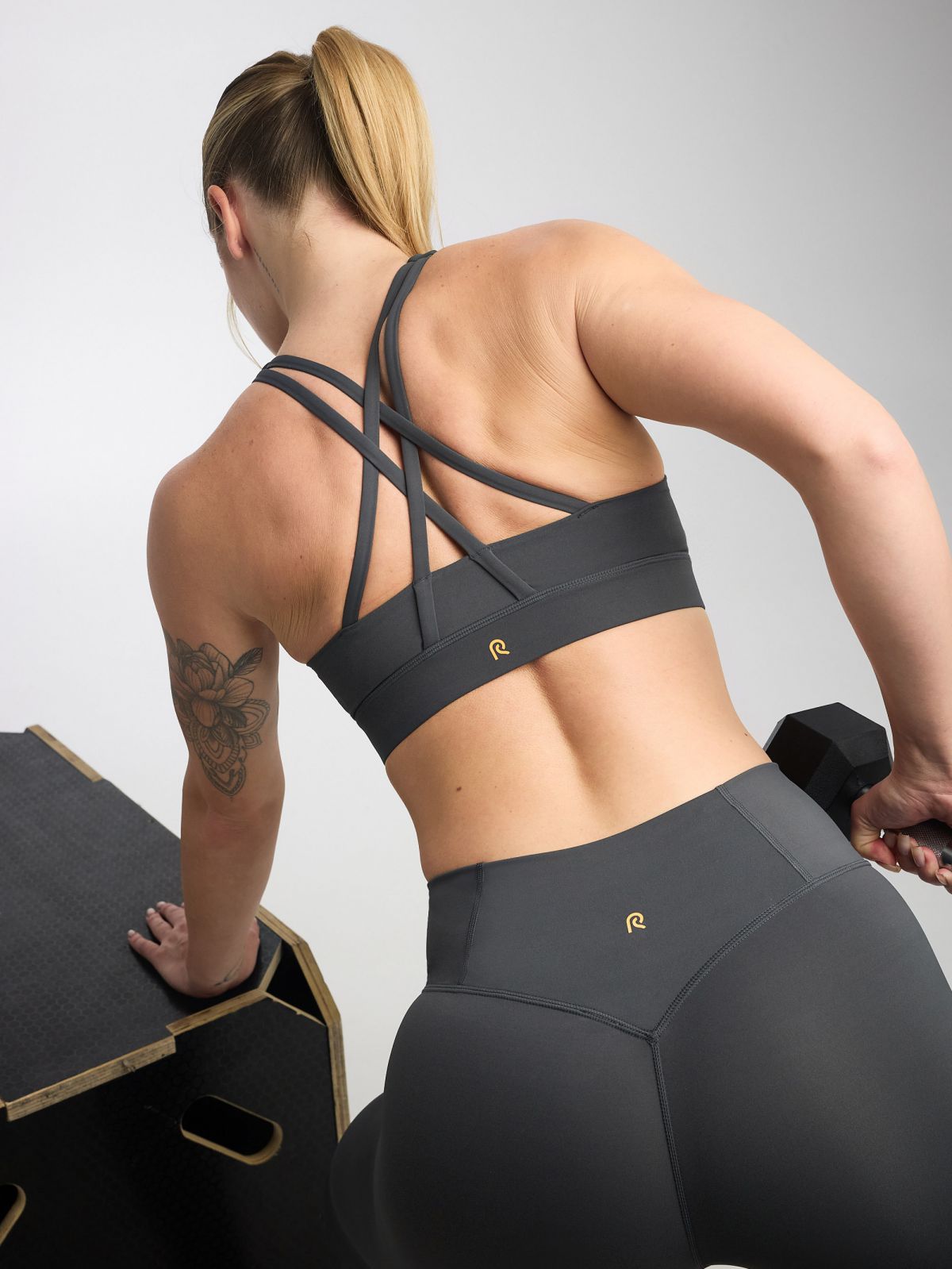 חזיית ספורט גב x מבד nero