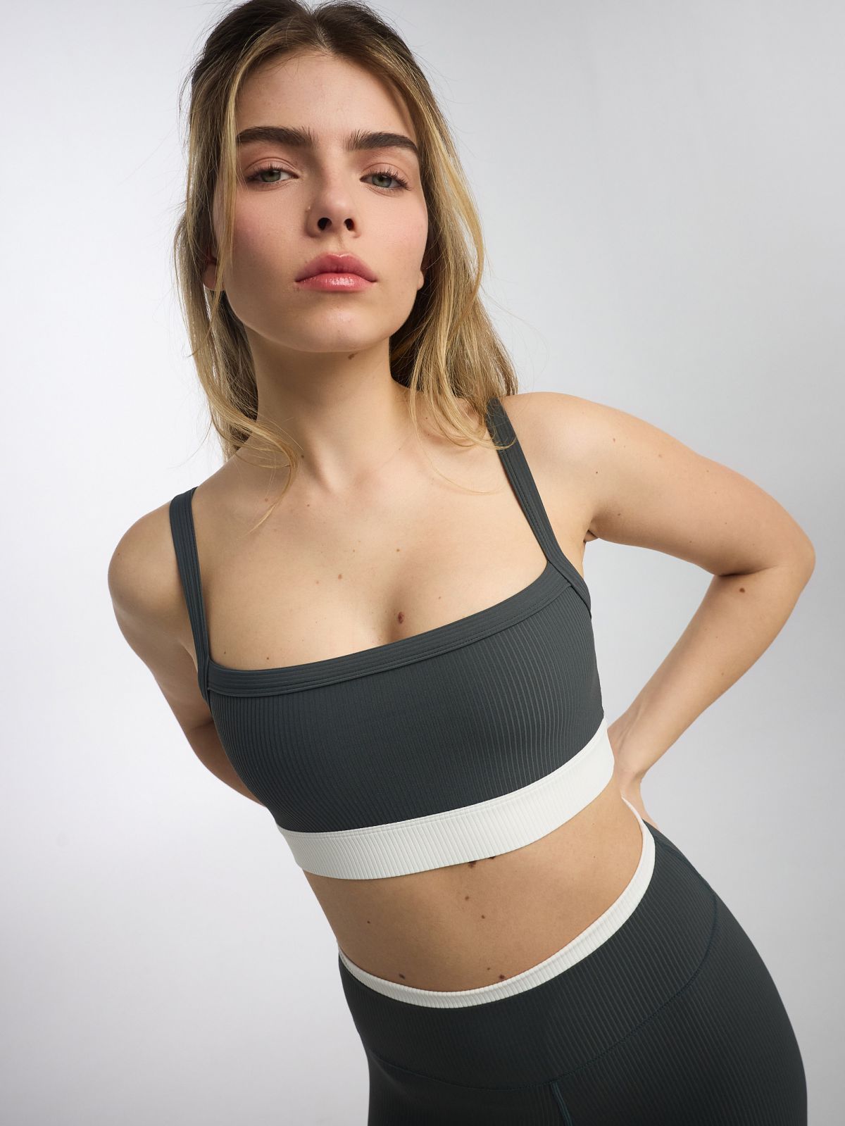 חזיית ספורט מחשוף ישר מבד ilios ריב