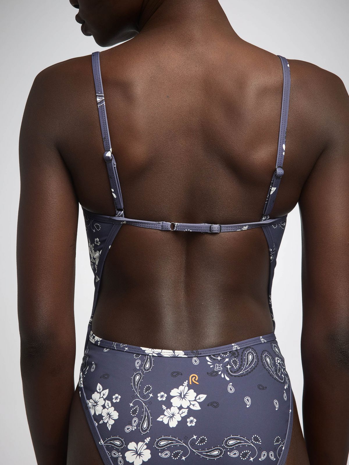 בגד ים שלם גב פתוח עם כתפיות דקות