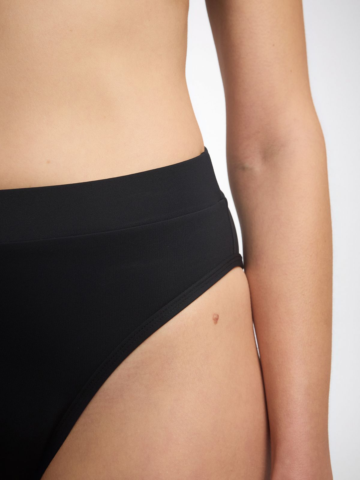 תחתוני ביקיני בגזרה גבוהה