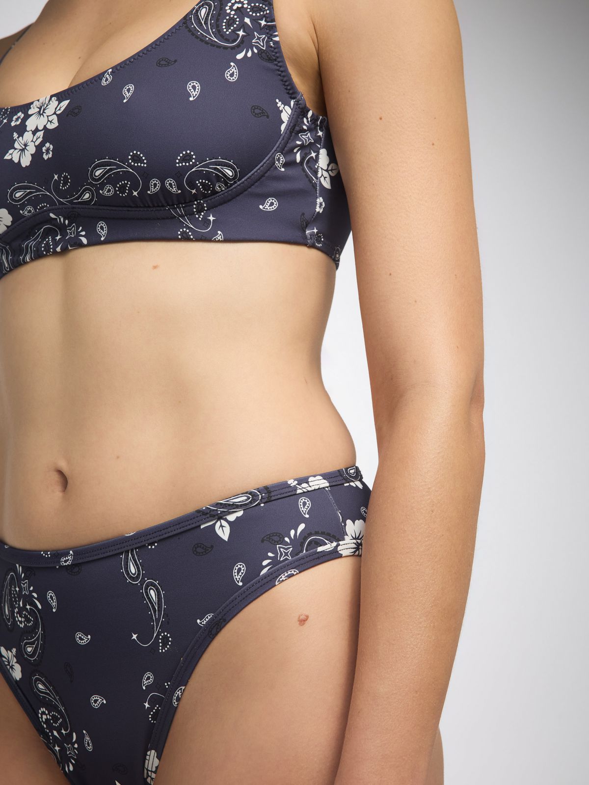 תחתוני ביקיני פייפינג