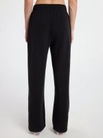 מכנסיים רחבים מבד רך ונעים למגע