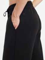 מכנסיים רחבים מבד רך ונעים למגע