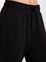 מכנסיים רחבים מבד רך ונעים למגע