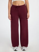 מכנסיים רחבים מבד רך ונעים למגע