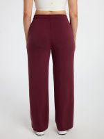 מכנסיים רחבים מבד רך ונעים למגע