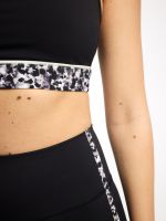 חזיית ספורט עם מחשוף ישר מבד nero