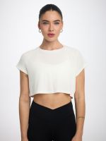 חולצה קרופ עם שרוול קצר מבד מודל