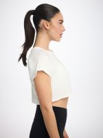 חולצה קרופ עם שרוול קצר מבד מודל