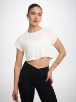 חולצה קרופ עם שרוול קצר מבד מודל