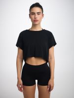 חולצה קרופ עם שרוול קצר מבד מודל