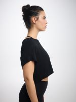 חולצה קרופ עם שרוול קצר מבד מודל