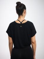 חולצה קרופ עם שרוול קצר מבד מודל