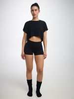 חולצה קרופ עם שרוול קצר מבד מודל