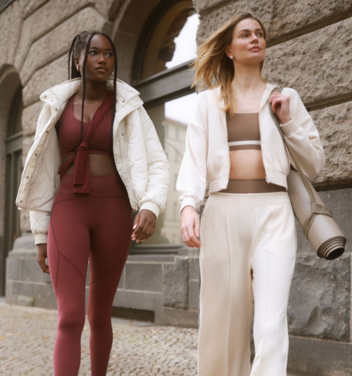 באנר פרסום תמונת אווירה 2 בנות. אחת לובשת סט מודל ארוך עם חזיית איליוס ומחזיקה מזרון והשניה לובשת סט בורדו פטרה ומעיל קווילט בז'