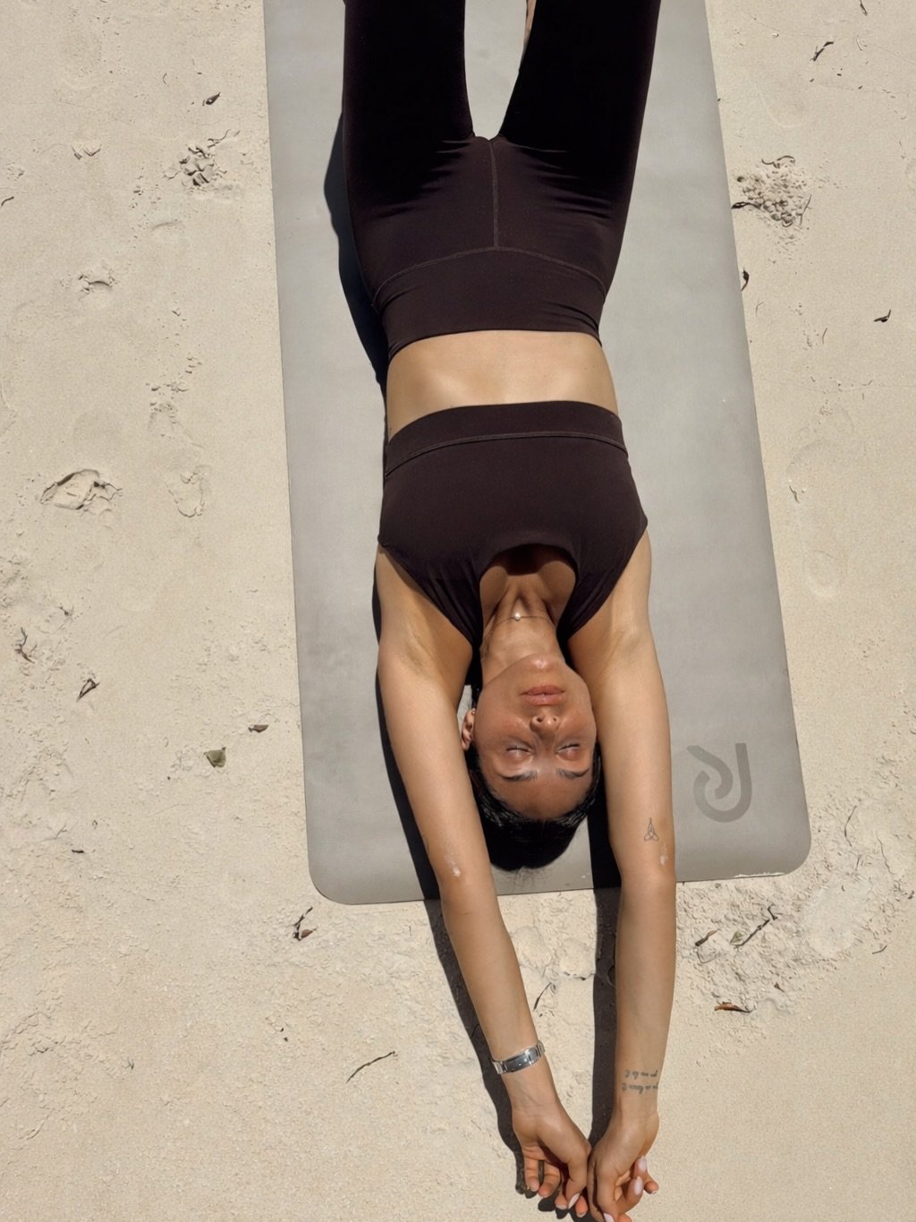 A new color shaped by nature,
by movement, breath, and the calm of the sea.

Made to move freely,
in and out of motion.🤎