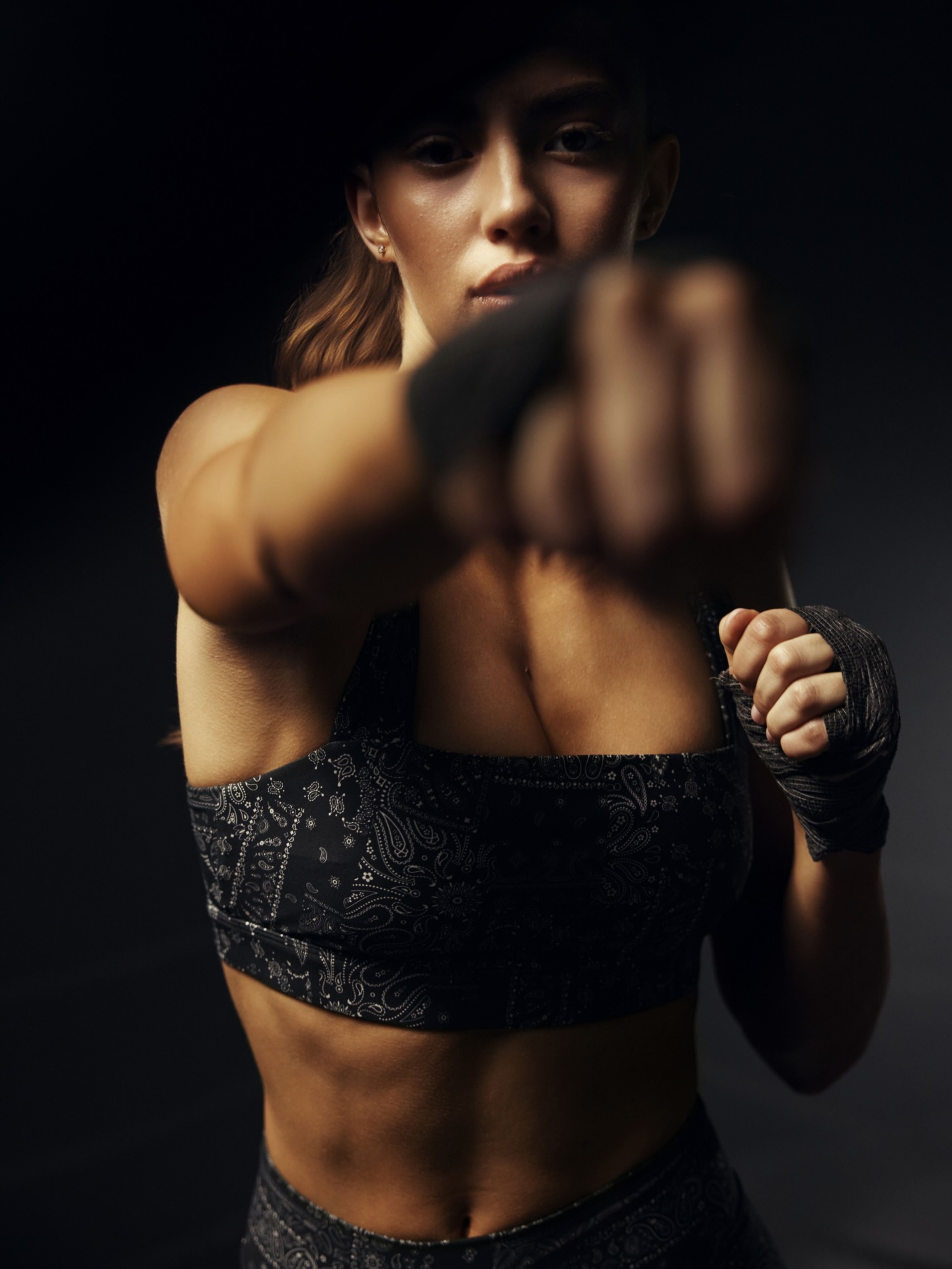 Power in every move.
new print-
Nero.

Black & White Collection