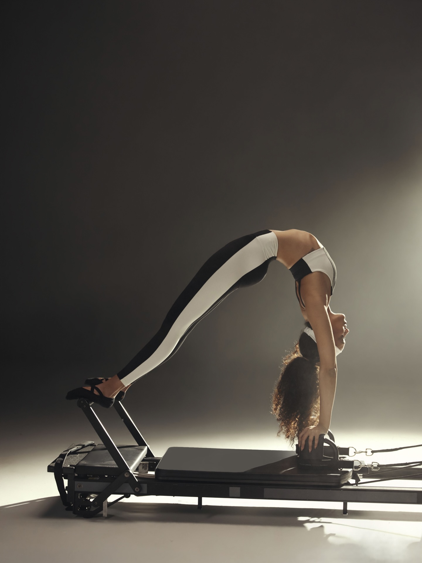 Stretch. Flow.
Black & White collection.