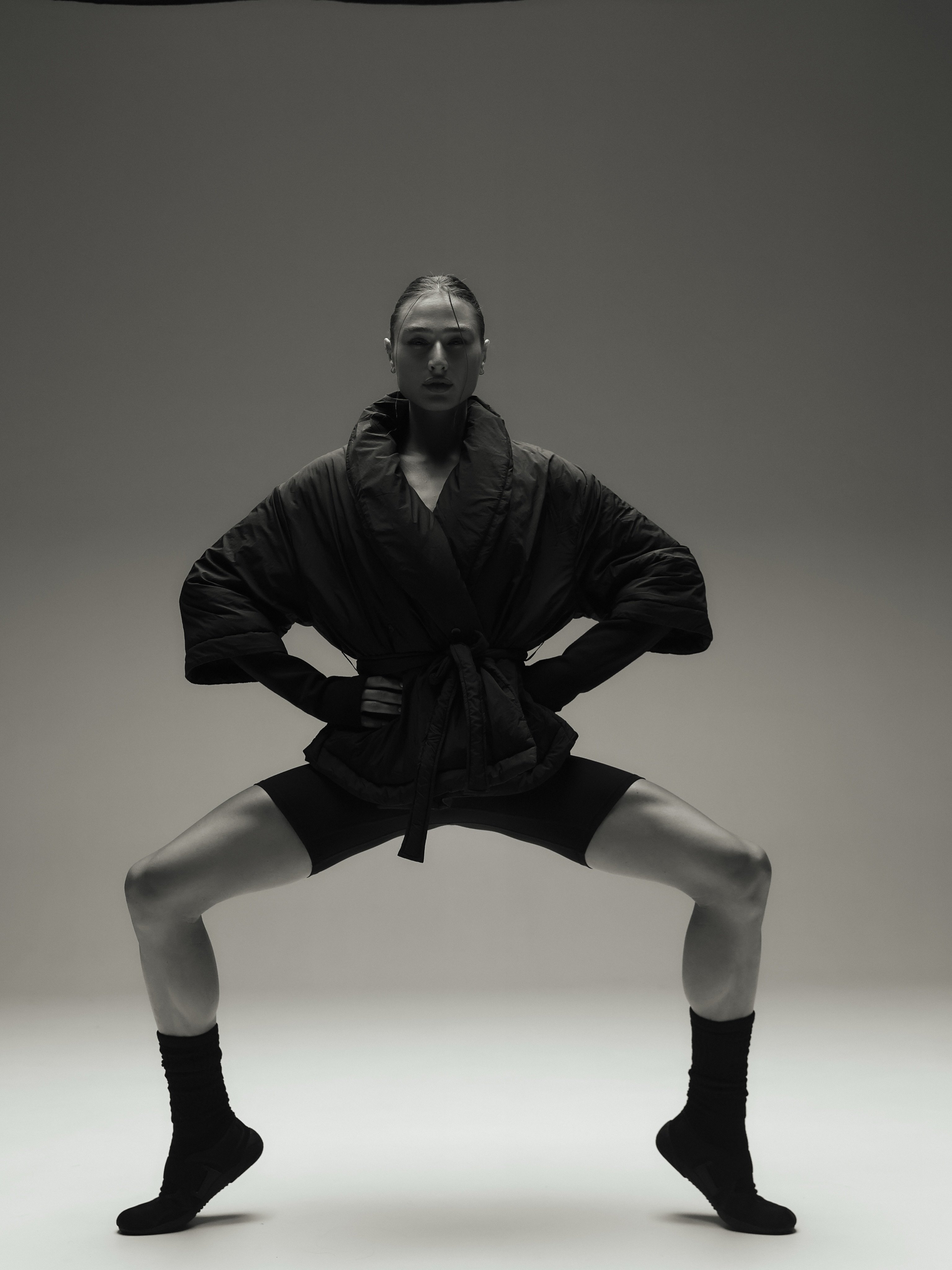 PANTA REI × OR KAHLON
WRAP UP. HEAD OUT.

מעיל הקימונו בגזרה רחבה וקשירה במותן.
לזרוק מעל הסט ולהמשיך את היום.